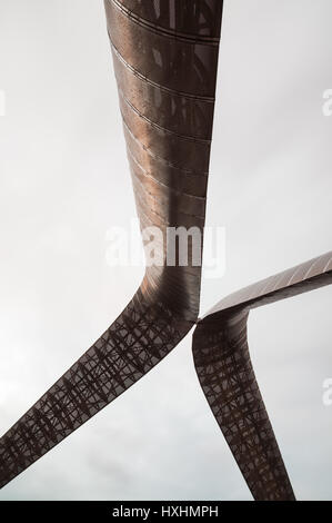 Eine abstrakte Sicht der Stahl Whittle Bögen, die den Rahmen und die Krümmung der Skulptur, Coventry, Vereinigtes Königreich Stockfoto