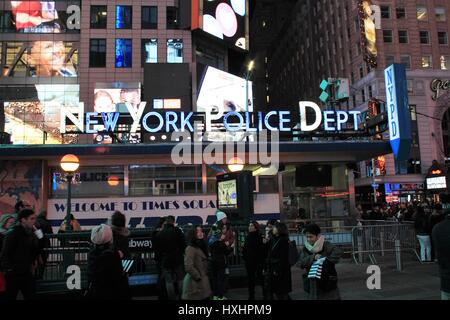 New York Police Department Station Times Square bei Nacht Stockfoto