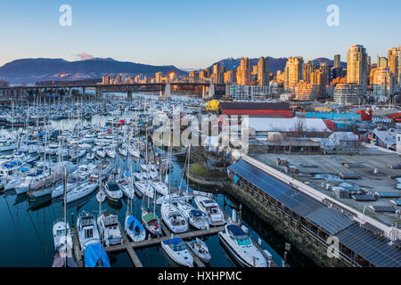 West End, False Creek Skyline und Granville Island Marina, Vancouver, Britisch-Kolumbien, Kanada. Stockfoto