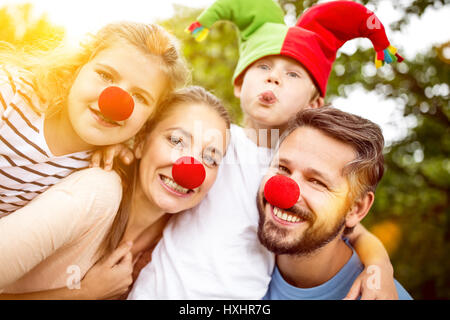 Glückliche Familie Clown Kostüme für Karneval Spaß tragen Stockfoto