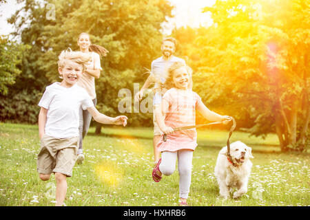 Glückliche Familie Retriever Gassi gehen und Spaß haben Stockfoto