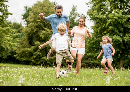 Aktive Familie Fußball spielen in ihrer Freizeit Stockfoto