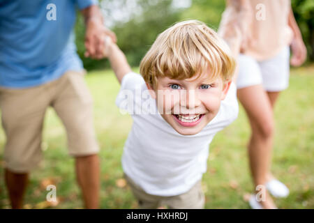 Glückliche junge spielt mit der Familie gemeinsam lachen und Spaß Stockfoto