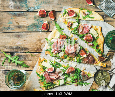 Hausgemachte Salbei Fladenbrot Pizza mit rose Wein in Gläsern Stockfoto