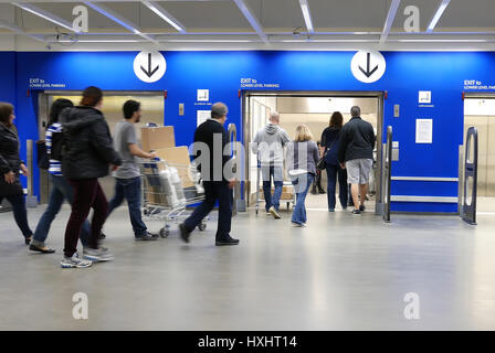 Coquitlam, BC, Kanada - 25. März 2017: Bewegung von Menschen mit Fahrstuhl im Ikea Einrichtungshaus Stockfoto