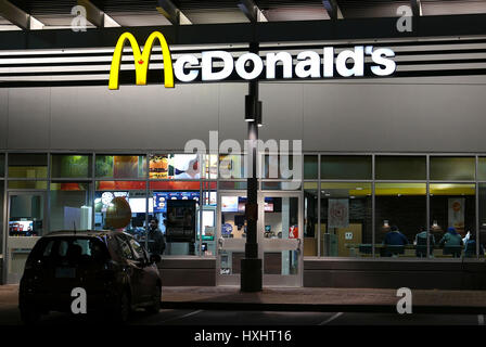 Coquitlam, BC, Kanada - 25. März 2017: Nachtaufnahme von Menschen genießen Mahlzeit in McDonald's-restaurant Stockfoto