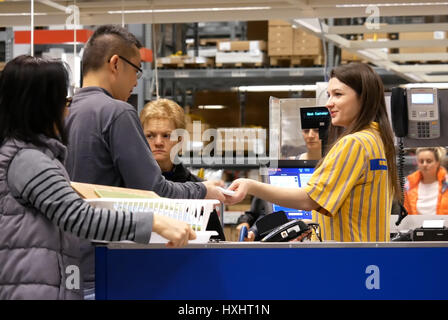 Coquitlam, BC, Kanada - 25. März 2017: Eine Seite des Check-out Theke im Ikea Einrichtungshaus in Coquitlam BC Kanada Stockfoto