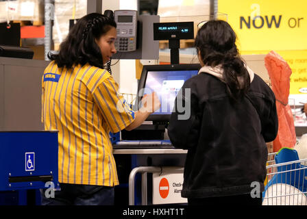 Coquitlam, BC, Kanada - 25. März 2017: Eine Seite des Check-out Theke im Ikea Einrichtungshaus in Coquitlam BC Kanada Stockfoto