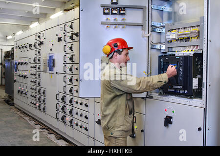 Weliki Nowgorod - 26. Juni 2007: Service für Hochspannungs Schaltanlagen, Telefonzentrale Hausmeisterraum Elektroingenieur Chemiefabrik. Stockfoto