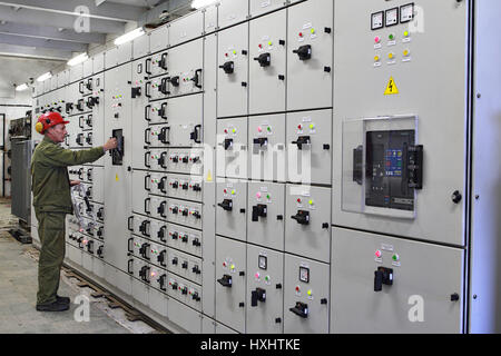 Weliki Nowgorod - 26. Juni 2007: Elektroingenieur Hochspannungs Schaltanlagen Wartung, Chemiefabrik. Stockfoto