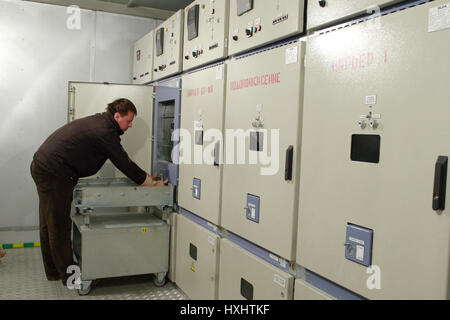 Kirovsk, Gebiet Murmansk, Russland - 4. September 2007: Metall-bekleideten hohe Spannung Schaltanlagen Panel Raum, Elektroingenieur machen Wartung Electrica Stockfoto