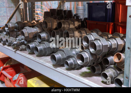 Legierung Stahl Gewinde Armaturen auf dem Regal in Lagerhallen. Stockfoto