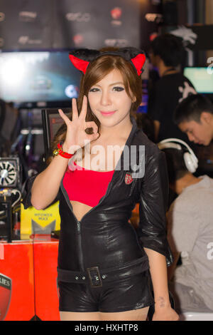 BANGKOK - Okt. 19: Eine unbekannte Moderatorin Pose in Thailand BIG Game Show Festival 2013 am 19. Oktober 2013 im Siam Paragon, Bangkok, Thailand. Stockfoto