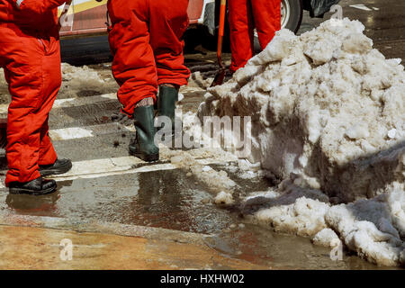 kommunale städtische Wartung Arbeiter Schneeschaufeln im Winter Straßenreinigung Reinigung Schnee auf der Straße Stockfoto