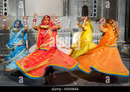 Traditionelle Rajasthani tanzen im bagore Ki Havelli Abend Show in Udaipur Stockfoto