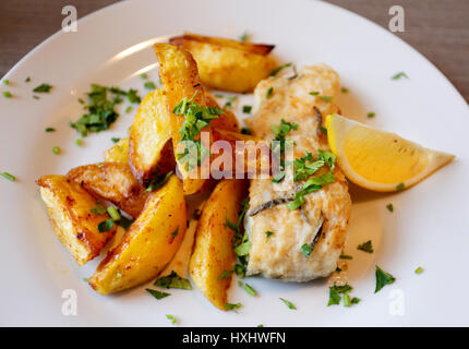 Leckere Kartoffeln mit Fisch fotografiert hautnah Stockfoto