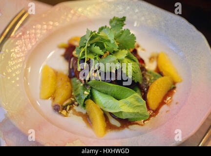 Köstlicher Salat mit Rüben in Nahaufnahme fotografiert Stockfoto