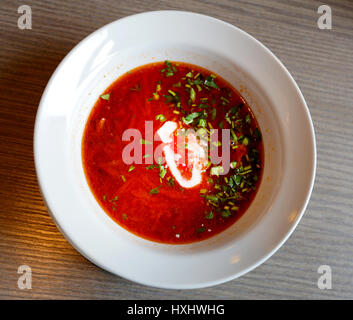 Köstliche Suppe mit Rüben, Closeup in einer Platte zu fotografieren Stockfoto