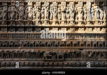 Aufwendigen Schnitzereien an den Wänden von Jagdish Tempel Stockfoto