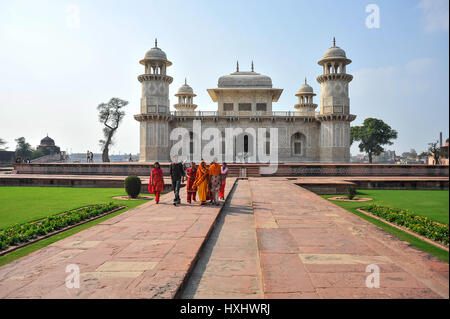 Besucher zu Fuß entfernt von dem Grab von I'Timād-Ud-Daulah, Agra Stockfoto