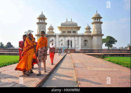 Besucher zu Fuß entfernt von dem Grab von I'Timād-Ud-Daulah, Agra Stockfoto