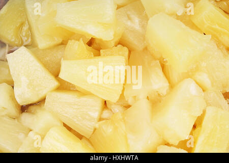 Ananasscheiben als Hintergrund. Gelbe Ananas Texturmuster. Stockfoto