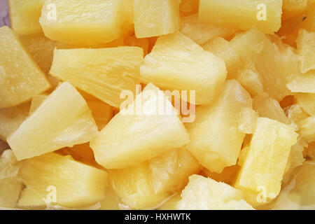 Ananasscheiben als Hintergrund. Gelbe Ananas Texturmuster. Stockfoto