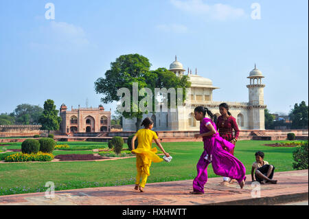 Kinder spielen in den Gärten am Grab von I'Timād-Ud-Daulah, Agra Stockfoto