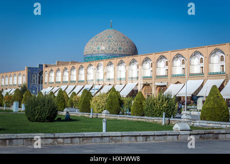 Naqsh-e Jahan Platz (Imam Platz, Formlerly Shah-Platz) im Zentrum von Isfahan im Iran. Zeigen Sie mit Kuppel des Sheikh Lotfollah-Moschee an Stockfoto