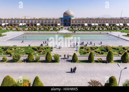 Naqsh-e Jahan Platz (Imam Platz, Formlerly Shah-Platz) im Zentrum von Isfahan im Iran. Ansicht mit Sheikh Lotfollah-Moschee Stockfoto