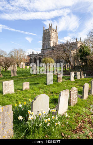 Frühling auf dem Kirchhof von St. Marys Kirche in der Cotswold Stadt Fairford, Gloucestershire UK Stockfoto