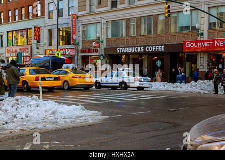 NEW YORK CITY - 16. März 2017 starkem Schneefall an der 7th Avenue, New York, Manhattan, Stockfoto