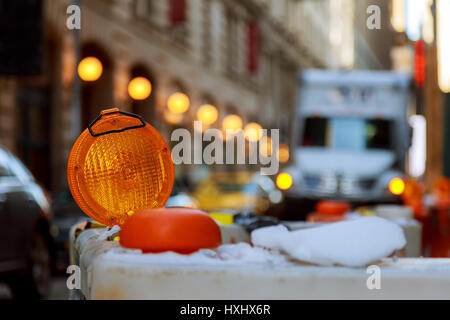 gelbe Ampel gelb Repairhot Warnung Licht Midtown Manhattan Warnung. Stockfoto