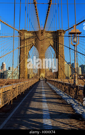 Stars And Stripes auf der Brooklyn Bridge, Brooklyn Bridge, New York City Business, Wasser, Brooklyn Skyline fliegen Stockfoto