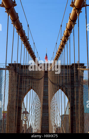 Stars And Stripes auf der Brooklyn Bridge, Brooklyn Bridge, New York City Business, Wasser, Brooklyn Skyline fliegen Stockfoto