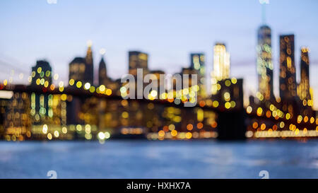 Defokussierten Blick auf die Skyline von New York aus Brooklyn Bridge Park Stockfoto