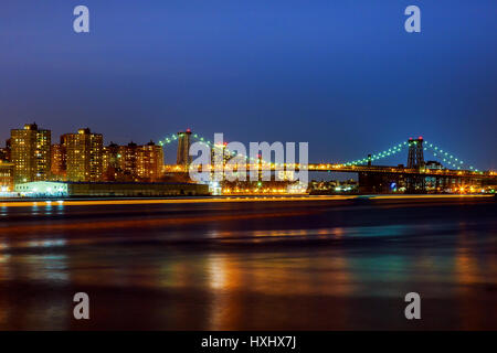 Williamsburg Bridge in der Dämmerung über den East River zwischen Brooklyn und Manhattan downtown Stockfoto