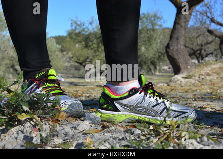 Person, die Füße im Trainer, niedrigen Winkel Ansicht, in der Natur hautnah. Erholen Sie sich über Querfeldein laufen. Stockfoto