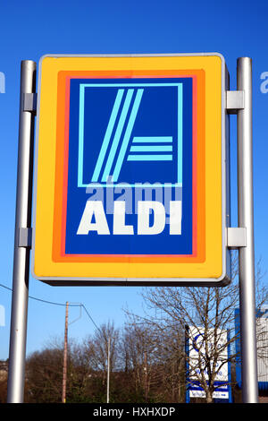 Carmarthen, Wales, UK – 2. Januar 2017: Aldi Logo Werbung Schild draußen seinen Einzelhandelsgeschäften Supermarkt in der Innenstadt Stockfoto