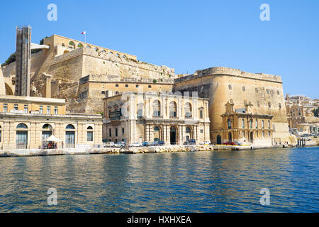 VALLETTA, MALTA - 23. Juli 2015: Die Aussicht auf Valletta Befestigungen mit Fort Lascaris und Upper und Lower Barrakka Gardens aus dem Wasser des Grand Stockfoto