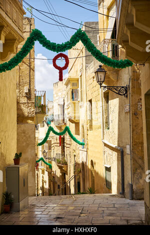 BIRGU, MALTA - 24. Juli 2015: Die schmale Straße der alten Hauptstadt dekoriert Vittoriosa für den Urlaub, Birgu, Malta Stockfoto