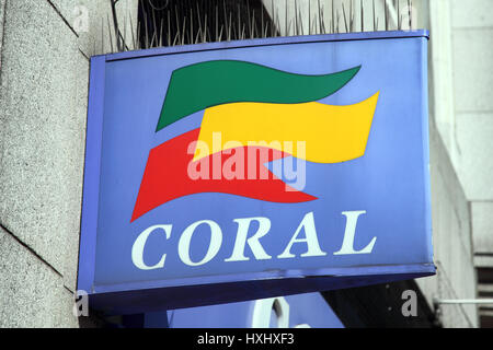 London, UK, 9. April 2011: Coral Buchmacher Wetten Ladenschild Logo Werbung außerhalb eines seiner Filialen im Stadtzentrum Stockfoto