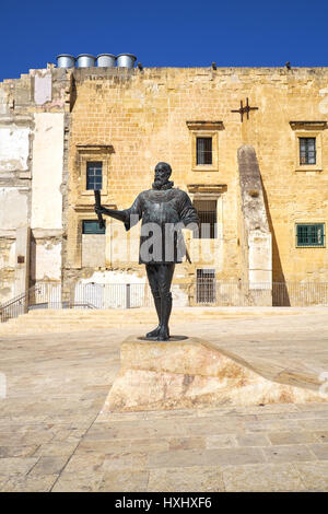 VALLETTA, MALTA - 24. Juli 2015: Die Ansicht der Statue von Jean Parisot De Valette - der Gründer von Valletta auf Pjazza Jean de Valette, Valletta, Malta Stockfoto