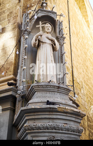 VALLETTA, MALTA - 24. Juli 2015: Die titular Statue von Str. Francis von Assisi an der Ecke von St. Francis of Assisi Church in Valletta, Malta Stockfoto