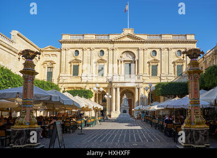 VALLETTA, MALTA - 24. Juli 2015: Der Blick auf den Platz der Republik mit der National Library Building, Valletta, Malta Stockfoto