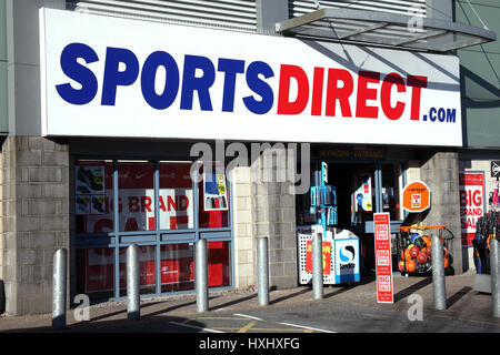 Carmarthen, Wales, UK, 2. Januar 2017: Sports Direct Bekleidungsgeschäft in der Innenstadt während der Sale-Saison Stockfoto