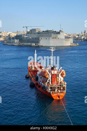 VALLETTA, MALTA - 24. Juli 2015: Die Ansicht des Öltankers KAROL WOJTYLA in den Grand Harbour von Valletta mit Senglea (L-Isla) Penins Produkte Stockfoto