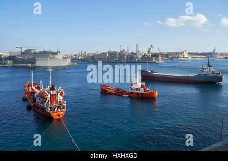 VALLETTA, MALTA - 24. Juli 2015: Der Blick auf die Produkte Öltanker KAROL WOJTYLA und Sacro Cuor und Cargo Schiff CHALLENGER 1 im Grand Harbour o Stockfoto