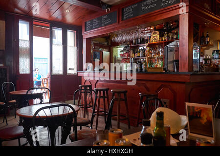 VALLETTA, MALTA - 24. Juli 2015: Der Blick auf das Café Interieur mit bar in Valletta, Malta Stockfoto