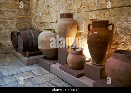 BIRGU, MALTA - 25. Juli 2015: Die Keramik-Vasen und Barrel im Küchenbereich der Inquisitor Palast in Vittoriosa (Birgu), Malta. Stockfoto